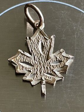Vintage 10K Yellow Gold Diamond Cut Textured Maple Leaf Pendant Charm 0.576g